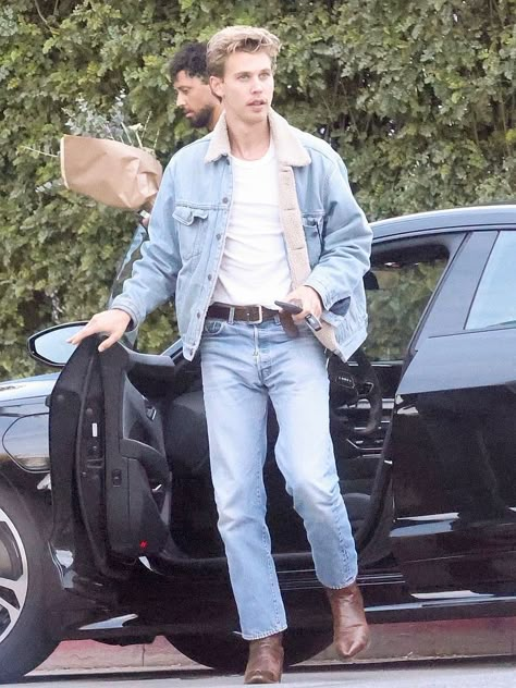 Austin Butler in a double denim outfit Double Denim Men, Light Blue Jacket Outfit, Denim On Denim Outfit Men, Light Denim Jeans Outfit, Butler Outfit, Weekend In Los Angeles, Double Denim Outfit, Light Jean Jacket, Denim Outfit Men