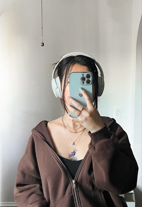 necklace stacking, jade necklace, bose headphones, headphone aesthetic, blue phonecase, blue iphone case, silver jewelry, silver necklace stacking, brown jacket, brown hoodie, mirror selfie, bose qc45 Headphone Selfie Ideas, Silver Headphones Aesthetic, Bose Qc45 Outfit, Bose Qc45 Aesthetic, Blue Headphones Aesthetic, Bluetooth Headphones Aesthetic, Selfie With Headphones, Over Ear Headphones Aesthetic, Headphones Selfie