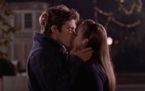 FAVORITE KISS OF THE WHOLE SERIES!! Not gonna lie, I cheered when I watched this scene. (Plus the way he says "Come here" before she leaves<3) Jess Gilmore, Gilmore Girls Jess, Estilo Rory Gilmore, Gilmore Guys, Rory And Jess, Jess Mariano, Gillmore Girls, Glimore Girls, Gilmore Gilrs