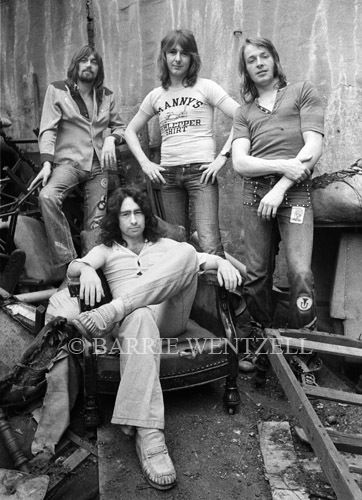 Bad Company es un supergrupo inglés de hard rock fundado en 1973 e integrado por exmiembros de la banda Free, Mick Ralphs y Boz Burrell. Bad Company fue representado por Peter Grant, quien también guió a Led Zeppelin por éxitos masivos. Bad Company Band, 70s Culture, Paul Rodgers, John Fogerty, Cleveland Rocks, Bad Company, Guitar Room, Classic Rock Bands, Led Zep