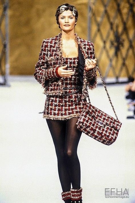 Helena Christensen Chanel Haute Couture F/W 1993 From Europeana Vintage Chanel Runway Looks, Chanel Outfit Classy, Chanel Outfit Classy Chic, Vintage Chanel Outfit, Vintage Chanel Runway, Chanel Inspired Outfit, Chanel 90s, 90s Chanel, Nyc Office