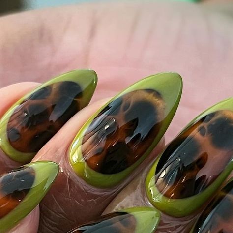 Nailedbyliv <3 on Instagram: "🐢  [tortoise shell border]  @groovynailsbybea - inspo! <3  #gelx #gelxnails #fallnails #fallnailinspo #fallnailinspo2024 #tortiseshell #tortiseshellnails #brownnails #greennails #naildesign #nailart #handpaintednailart #nailporn #apresnails #detroit #detroitnails #detroitnailtech #explore #explorepage #nailsofinstagram #nailpromagazine #nailsnailsnails #nailjunkie #nailartist" White Tortoise Nails, Tortoise Shell Nails With Green, Tortoise And Green Nails, Artsy French Tip Nails, How To Paint Tortoise Shell Nails, Sheer Green Nails, Copper And Teal Nails, Simple Alternative Nails, Tortoise Shell And Gold Nails