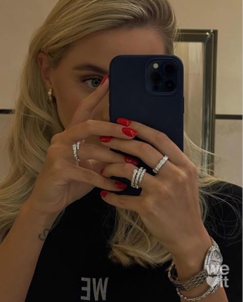 Short Red Nails, Estilo Ivy, Beauty Content, Boujee Aesthetic, Bvlgari Jewelry, Classy Jewelry, Stacked Jewelry, Jewelry Lookbook, Vintage Jewels