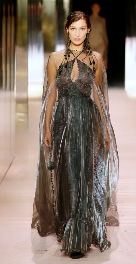 Edgy Gowns Haute Couture, Egyptian Runway Fashion, Halloween Haute Couture, Ethereal High Fashion, Bella Goth Aesthetic, Night Court Aesthetic Outfits, Egyptian Couture, Haute Couture Aesthetic, Alchemy Fashion