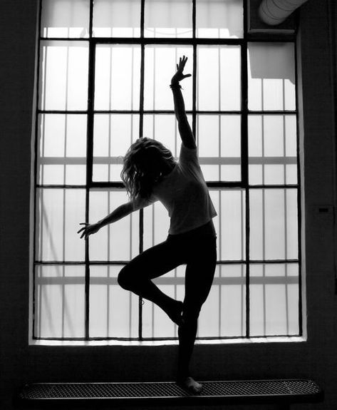 Dancer Photoshoot, Dance Cardio Workout, Dance Store, Dancer Lifestyle, Dance Aesthetic, Dance Picture Poses, Dance Photo Shoot, Dancer Pose, Ballet Poses