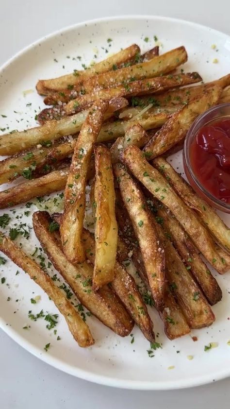 French fries #food #foodblogger #foodreels #seafood #foodie #foodlover #reelsvideo #fyp #mealprep #dinner #recipe #reelsvideo #reelsfb #foryou #fbreels #healthyfood | Healthy Food | Healthy Food · Original audio Garlic Parm Fries, Parm Fries, Parmesan French Fries, Healthy French Fries, Carb Friendly Recipes, Healthy Fries, Low Calorie High Protein, Crispy Garlic, Delicious Snacks Recipes