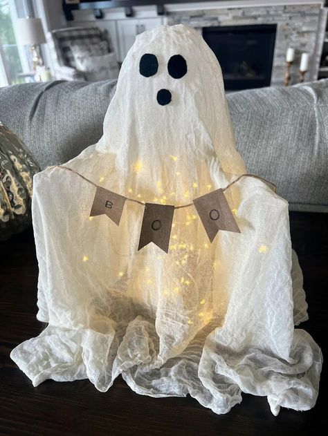 Cheesecloth Ghost Diy, Cloth Ghost, How To Make Ghosts, Halloween Crafts Diy, Ghosts For Halloween, Floating Ghost, Ghost For Halloween, Cheesecloth Ghost, Floating Ghosts