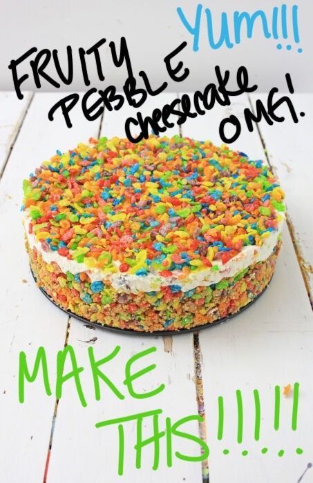 This is my FAVORITE cheesecake, because it's covered in delicious cereal! I love making fruity pebbles cheesecake, and it's SO easy to make! Cheesecake Cobbler Recipes, Fruity Pepples, Fruity Pebbles Cheesecake, Fruity Pebble Cheesecake, Fruity Pebbles Treats, Cheesecake Cream, Muffins Chocolate, Fruity Pebbles Cereal, Food Dinners