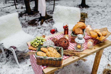 A winter picnic in the snow | Food For Net Winter Picnic Food Ideas, Winter Picnic Food, Winter Picnic Ideas, Cookie Baskets, Winter Picnic, Cranberry Jelly, Winter Wedding Ideas, Winter Wedding Photos, Winter Centerpieces