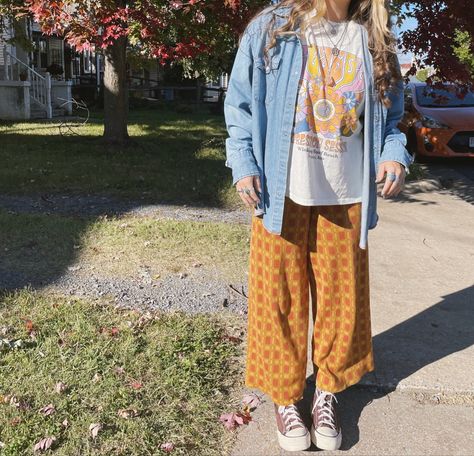 Fall Hippy Aesthetic, Granola Jeans Outfit, Boho Artsy Fashion, Grungy Boho Outfits, Grunge Granola Outfits, Granola Style Fall, Colorful Granola Outfits, Granola Hippie Outfit, Boho Granola Outfits