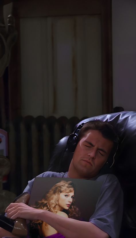 Chandler Bing meme hugging Speak Now (Taylor’s Version) 2023 Chandler Holding Album Taylor Swift, Chandler Bing Music, Chandler Listening To Music, Chandler Bing Meme, Chandler Bing Wallpaper, Chandler Wallpaper, Man Listening To Music, Chandler Friends, Dhoni Wallpapers