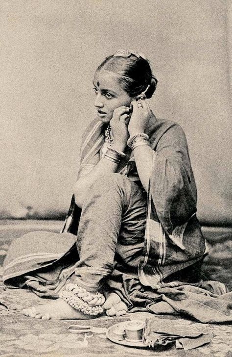 Maharashtra,ppune Vintage Indian Fashion, Vintage Photography Women, Vintage India, Old Photography, Vintage Bollywood, Ancient India, Indian History, Indian Aesthetic, Vintage Portraits