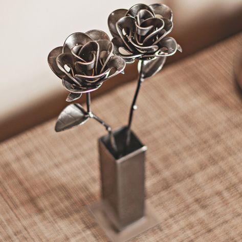 Two Metal Roses and Vase Recycled Metal Roses With Vase - Etsy Cool Welding Projects, Metal Welding Art, Scrap Recycling, Metal Roses, Welding Crafts, Welding Art Projects, Welding Process, Diy Welding, Arc Welding