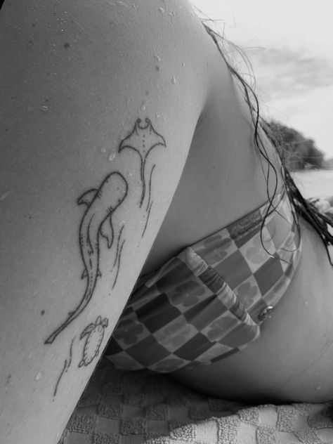 Back Tats Small, Tattoo Ideas Wrap Around Arm, Big Stingray Tattoo, Cute Beach Tattoo Ideas, Correlating Tattoos Friends, Simple Upper Arm Tattoos For Women, Matching Ocean Tattoos, Upper Arm Tattoo Women, Aquarium Tattoo