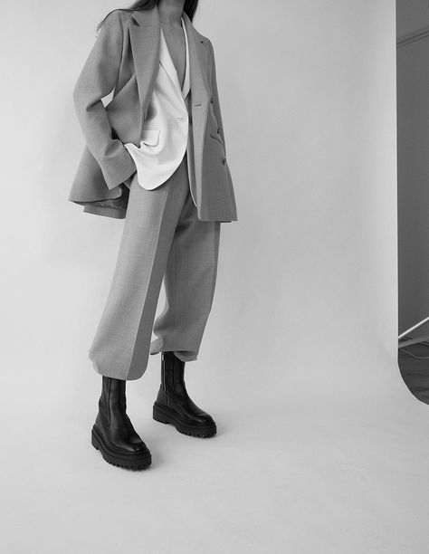 The Oversized Suit | MODEDAMOUR Suit Winter Outfit, Oversized Suit Women, Suit With Boots, Oversize Suit, Oversized Suit, Gray Outfit, Oversized Fashion, Gray Fashion, Outfit Chic