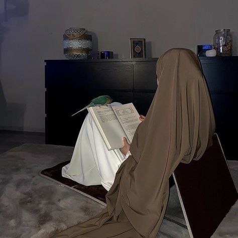 Girls Muslim, Muslim Lifestyle, Muslim Girls, Muslim Fashion, A Book, Lifestyle, Reading, Pins