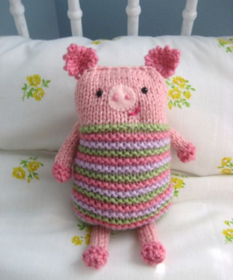 Knook Piggy Pattern by Amy Gaines This pattern is available as a free Ravelry download. Range Pyjama, Crochet Pig, Animal Knitting Patterns, Confection Au Crochet, Knitting Patterns Toys, Knitted Animals, Knit Or Crochet, Loom Knitting, Knitted Toys