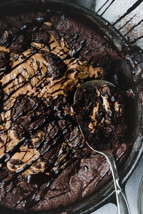 Peanut Butter Skillet Cookie, Skillet Cookie Recipe, Skillet Desserts, Skillet Brownie, Peanut Butter Cup Cookies, Skillet Cookie, Chocolate Peanut Butter Cookies, Baking Recipe, Peanut Butter Brownies