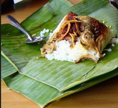 How to Cut Banana Leaves: Use scissors to cut banana leaves into the size you need, depending on your recipe. For wrapping and baking food items, you will need a large leaf. Place enough for one serving in the center of the leaf, and then fold like a handkerchief to make a square packet and tie with string or a long strip of banana leaf. #howto #bananaleaf #exoticcooking #greeneating Japanese Breakfast Traditional, Breakfast Around The World, Coconut Fish, Bali Food, Traditional Breakfast, Green Eating, Nasi Lemak, Sicilian Recipes, Banana Leaves