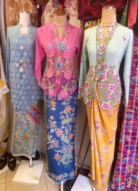 Sarong or baju kebaya Nonya Kebaya, Peranakan Kebaya, Kebaya Encim Modern, Outfit Kebaya, Kebaya Outfit, Baju Kurung Songket, Nyonya Kebaya, Kebaya Nyonya, Indonesian Clothing