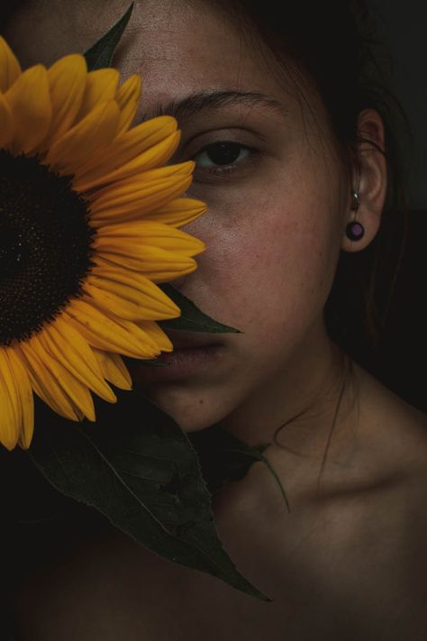 Sunflower Fashion Photography, Photography With Sunflowers, Sunflower Photo Ideas, Photoshoot With Sunflowers, Sunflower Photoshoot Ideas, Sunflower Photoshoot, Person Photography, Sunflower Photography, Sunflower Photo