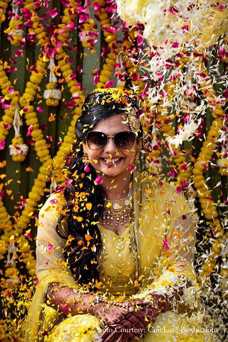 Haldi Ideas For Bride At Home, Haldi Group Photos Bride, Haldi Portrait Bride, Haldi Photoshoot Ideas For Bride, Haldi Poj Girl, Bridal Haldi Photoshoot Poses Indian, Haldi Bride Poses New, Girl Haldi Poss, Haldi Shoot Poses Bride