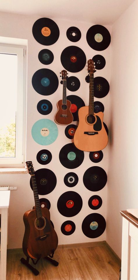 Record corner in music room! Vinyl Record Room Aesthetic, Living Room Music Theme, Vintage Music Room Ideas, Drums In Living Room, Diy Music Room Ideas Decor, Music Living Room Ideas, Room With Records On The Wall, Bedroom Music Corner, Music Room Vintage