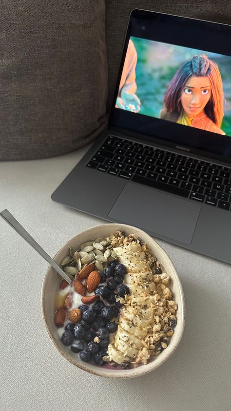 #movietime #bowl #health #granolabowl #granola #granolarecipe #fruits #healthymeals #berries #blueberries Meal Snap, Health Bowls, Fruits Bowl, Granola Bowl, Healthy Bowl, Food Snap, Health Fitness Food, Blue Berry, Nourishing Foods