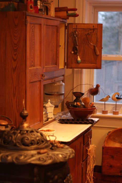 Hoosier Cabinets My Gram had one of these, I always loved these! Pantry Unit, Antique Kitchen Cabinets, Hoosier Cabinets, Vintage Kitchen Accessories, Old Fashioned Kitchen, Kitchen Wrap, Hoosier Cabinet, Vintage Stoves, Craftsman Kitchen