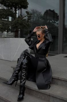 Trench Coat Photoshoot Women, Dark Fem Clothes, Wealthy Lifestyle Luxury Women, Outfit With Gloves, Leather Trench Coat Outfit, Black High Fashion, Goth Fashion Aesthetic, Boss Lady Outfit, Black Leather Outfit