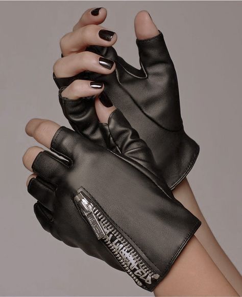 Leather Gloves Aesthetic, Fingerless Gloves Aesthetic, Gloves Aesthetic, Fingerless Leather Gloves, Gloves Outfit, Black Fingerless Gloves, Leather Fingerless Gloves, Gloves Fingerless, Fashion Gloves