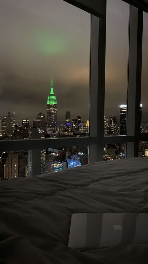 New York Night Apartment, City Apartment Wallpaper, Nyc Aesthetic Penthouse, Bed City View Night, Nyc View Night, New York City Room Aesthetic, Apartments In New York City, Ny Room Aesthetic, Clean Pictures Aesthetic