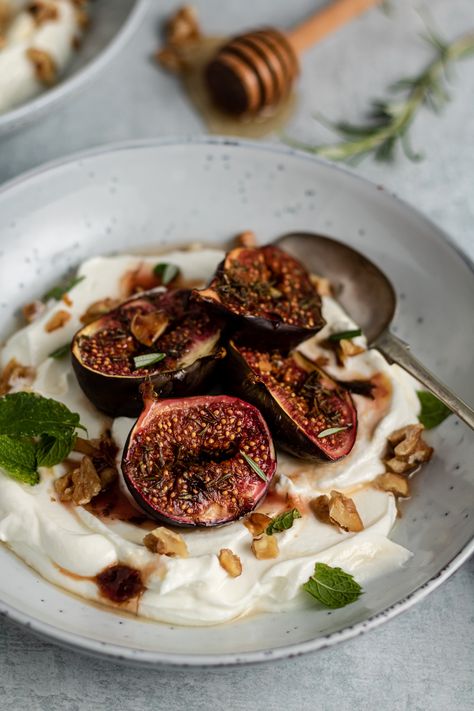 Roasted figs with yoghurt and walnuts. Perfect for breakfast, brunch or as a tasty dessert. Ready in under 25 minutes. #roastedfigs Vegan Recipes With Figs, Figs Breakfast Ideas, Turkish Figs Recipes, Roasted Figs Recipes, Recipe With Figs, Fig Breakfast Recipes, Healthy Fig Recipes, Fig Dessert Recipes, Fig Recipes Healthy