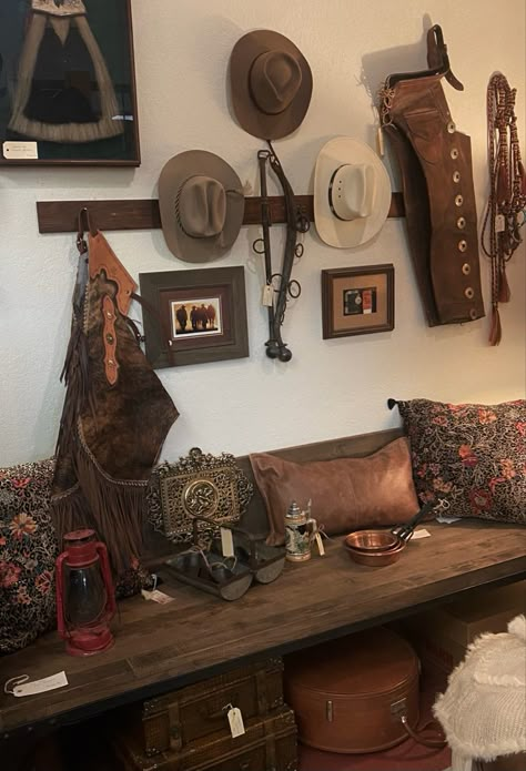 Western Americana Decor, Old West Decor Western Style, Cowboy Western Decor, Saddle Decor Ideas House, Western Vintage Bedroom, Cowboy Home Aesthetic, Western Gallery Wall Ideas, Western Vintage Decor, Vintage Western Room Ideas