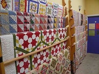 With Hook and Needle: Displaying Quilts Quilt Display Racks, Display Rack Ideas, Quilting Organization, Displaying Quilts, Display Quilts, Quilt Ladder, Swedish Home, Quilt Hangers, Quilt Display