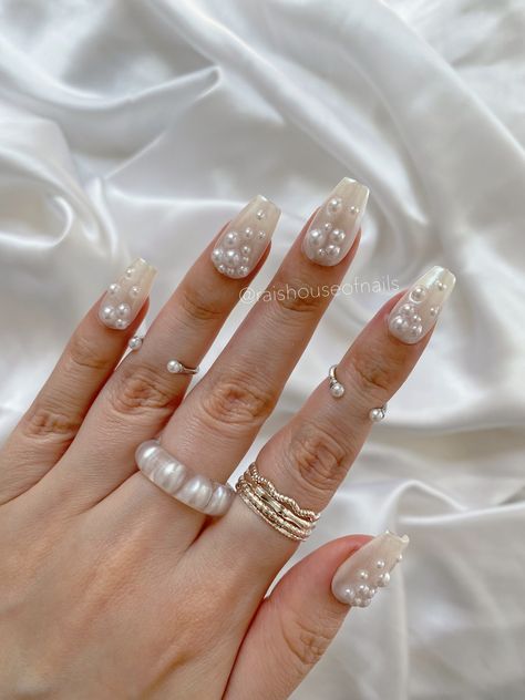 Bridal Press On Nail Set, Pearl Applique Nails, White Chrome Nails With Pearls, Baddie Wedding Nails, Pearl And Diamond Nails, Coffin Pearl Nails, Bridal Shower Nail Ideas, Bridal Nails Pearl, Wedding Nails With Pearls