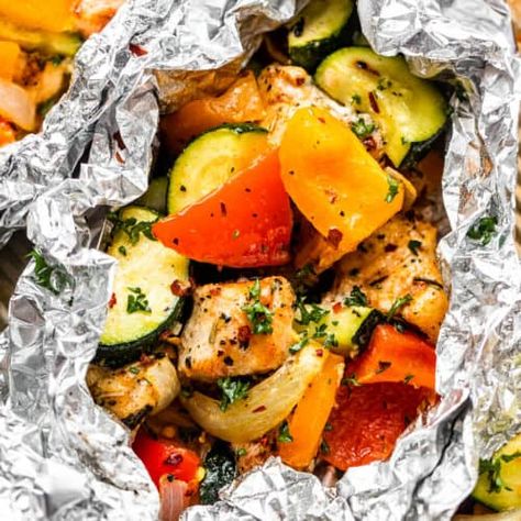 Chicken and Vegetables in Foil Packets - Easy Weeknight Recipes Veggie Foil Packets For The Oven, Chicken Foil Pack, Foil Pack Recipes, Chicken In Foil, Foil Packet Recipes, Chicken Foil Packs, Vegan Asparagus, Chicken Packets, Easy Weeknight Recipes