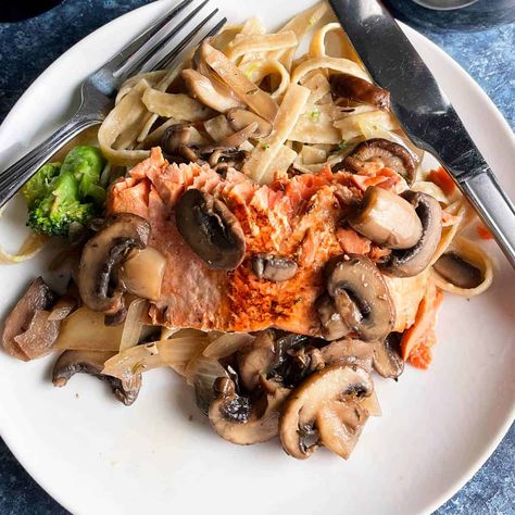 Salmon And Mushrooms, Salmon With Mushrooms, Weeknight Salmon, Turkey Cutlets, Winter Veggies, Roasted Red Pepper Soup, Mushroom Dish, Seafood Recipe, Roasted Chicken Thighs