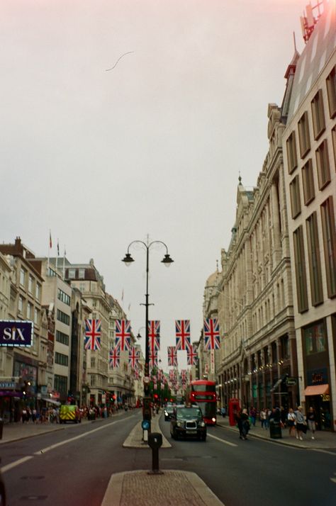 London On Film Camera, London Film Camera, London Film Aesthetic, England Film Photography, Film Photography London, London On Film, London Film Photography, London Girl Aesthetic, Europe Film