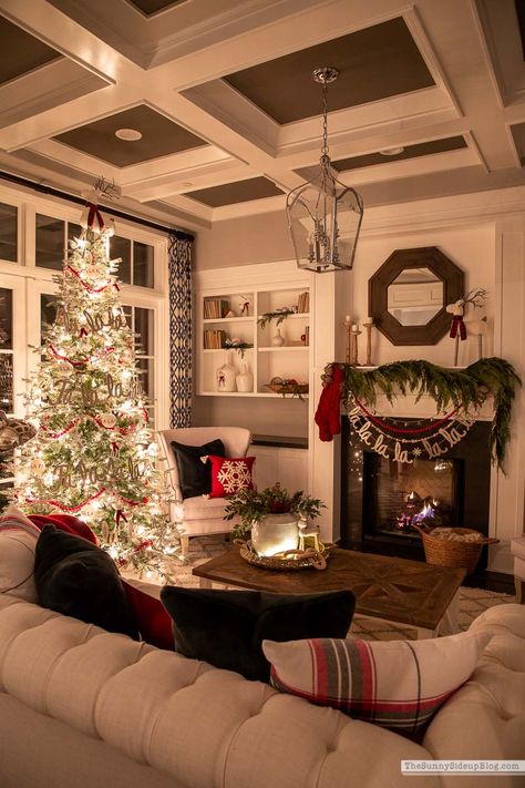 Cozy Christmas Decor, Classic Christmas Tree, Christmas Mantle Decor, Cabin Christmas, Christmas Decorations Living Room, Christmas Interiors, Christmas Living Rooms, Christmas Mantle, Christmas Mantels