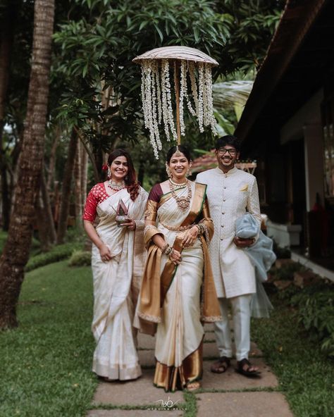 South Indian Bride Entry Ideas, Telugu Wedding Saree Brides, Mallu Wedding Saree, Simple Wedding Look Indian Bride, Telugu Bride Photoshoot, Elegant South Indian Bride, Floral Umbrella Wedding, South Indian Bride Entry, Simple Hindu Bride Kerala