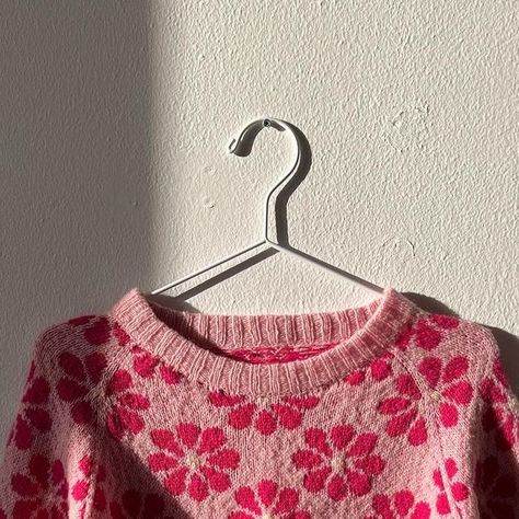 Knitting Patterns by Katrin Sølvará on Instagram: "It’s here 🌼✨🥹  The Daisy Sweater pattern is finally available on solvaraknitwear.com and Ravelry!   Thank you for all your kind messages and interest in this design. And a special thank you to the lovely team of testknitters, of course, for their tremendeous help - very excited to be sharing some of their photos over the next couple of weeks 💖" Funky Knitting Patterns, Daisy Sweater, Knit Clothes, Sweater Ideas, Crochet World, Half Skirt, Yarn Projects, Soft Summer, November 13