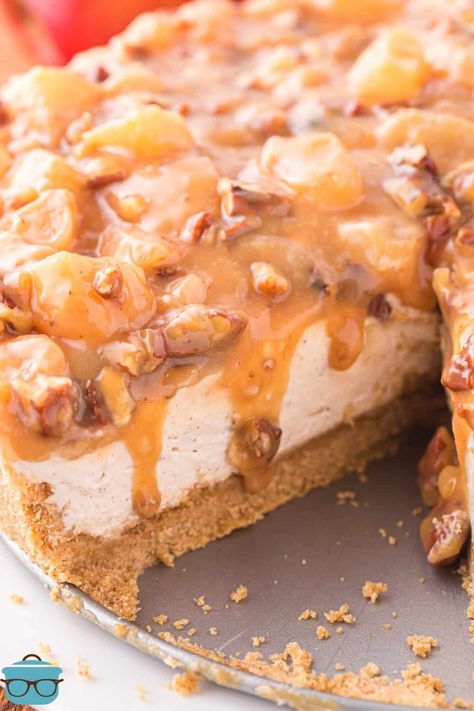 A No Bake Caramel Apple Cheesecake with a slice taken out. No Bake Caramel Apple Cheesecake, No Bake Apple Cheesecake, Baked Apple Cheesecake, No Bake Caramel Cheesecake, Caramel Apple Cheesecake Recipes, Apple Cheesecake Recipes, Fall Pies Recipes, Caramel Apple Pie Recipes, Baked Caramel Apples