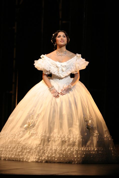 Anna Netrebko in an production of Romeo and Juliette that was moved to the 1850s. Victorian Opera Singer, Opera Singer Dress, La Traviata Opera, Anna Netrebko, La Traviata, A Night At The Opera, Opera Singer, Ballet Costumes, Opera Singers