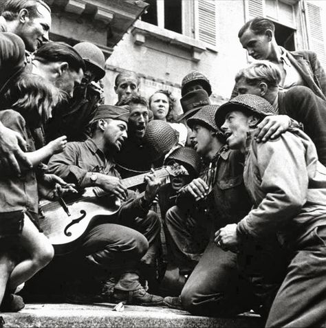 D Day Landings, Photographer Portfolio, Military Uniforms, Famous Photographers, Alphonse Mucha, Foto Vintage, American Soldiers, Magnum Photos, Great Photographers