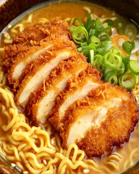 Try this savory Miso Ramen with crispy Chicken Katsu! A quick, comforting dish perfect for ramen lovers. Ready in under 40 minutes. Ramen Bowls Recipe, Miso Ramen Noodle Recipes, Chicken Miso Ramen, Ramen Skillet, Crispy Chicken Katsu, Ramen With Chicken, Tonkatsu Ramen, Maruchan Ramen, Ramen Recipes Easy