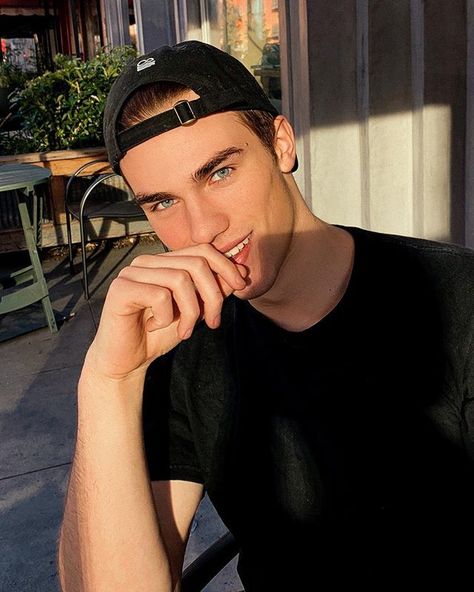 260k Followers, 144 Following, 221 Posts - See Instagram photos and videos from Zach Cox (@zachhcox) Tumblr Boys, White Boys, Male Models, Pretty People, Persona, Books Wattpad, Wattpad, Instagram Photos, Disney