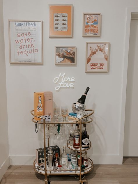 Bar Cart Inspo, Mini Bar At Home, Home Bar Ideas, Apartment Bar, College House Decor, College Room Decor, College House, Home Bar Design, College Apartment Decor