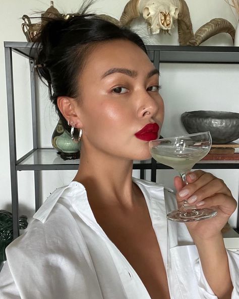 Makeup inspo | Instagram Mimi Nguyen, Parisian Makeup, Red Lips Makeup Look, Dag Make Up, Elegantes Makeup, Mekap Mata, 20 Makeup, Red Lipstick Makeup, Date Night Makeup