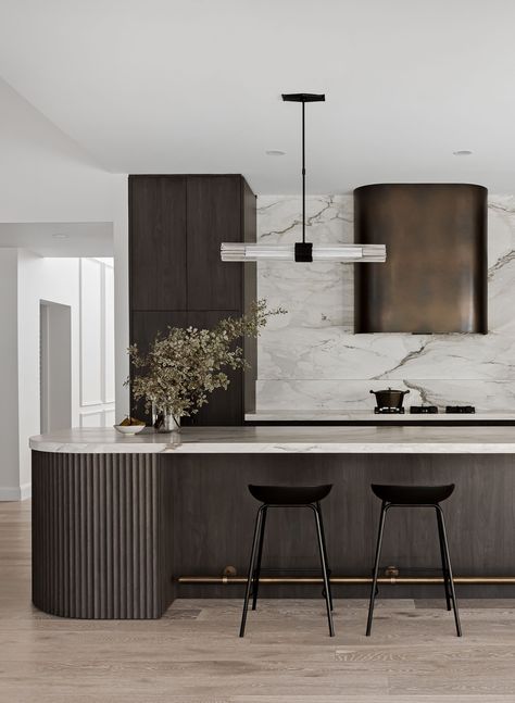 Vicello Kitchens | The custom kitchen and joinery specialist. Contemporary Kitchen Hood, Vicello Kitchens, Modern Kitchen Dark, Apartment Flip, Rangehood Kitchen, Kitchen Layout With Island, Dark Modern Kitchen, Modern Dark Kitchen, Curved Island